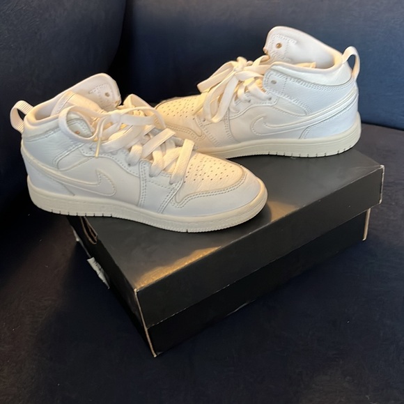 Jordan 1 MID - Picture 3 of 7